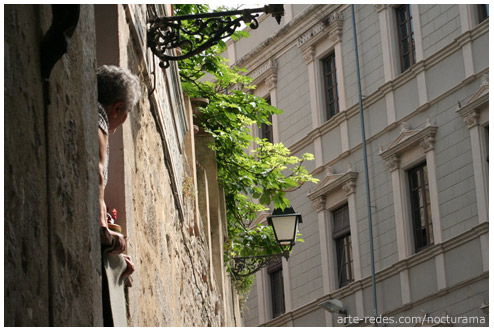 se asoma al sol de la mañana - Girona