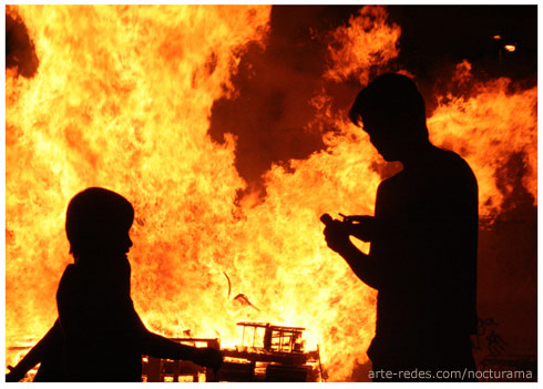 Todos lo fuegos, el fuego - All fires, the fire - Niños festejando la noche de San Joan en Rubí - Barcelona